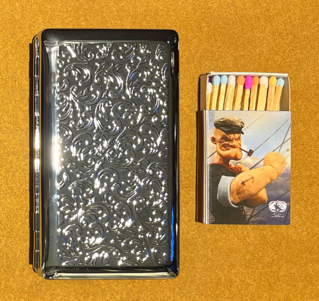 جعبه سیگار فلزی نقره ای