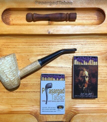 پیپ کورن Missouri Meerschaum Corn Cob Pipe پیپ ذرت یا همان کورن کاب Corn cob pipes پیپ میسوری مرشام مدل «مارک تواین» خمیده (Mark Twain Bent): ادای احترامی به یک افسانه ادبی در دنیای پیپ و تنباکو، برخی اسامی فراتر از یک تجاری ساده می‌روند و تبدیل به نمادهایی از سبک زندگی، فلسفه و تاریخ می‌شوند. نام «مارک تواین» یکی از این نمادهای درخشان است. نویسنده‌ای که با آثارش جهان را خنداند و با پیپ ذرتش، تدخین کردن را از یک عادت معمولی به هنری مالامال از صمیمیت تبدیل کرد. شرکت میسوری مرشام با ساخت پیپ «مارک تواین» خمیده (Mark Twain Bent)، تنها یک ابزار تنباکو تولید نکرده، بلکه سعی دارد تکه‌ای از روحیه بی‌پروا و جسورانه این نویسنده بزرگ را در دستان اسموکر ها قرار دهد. در این بررسی، ما از زاویه دید یک متخصص، این پیپ را از جنبه‌های تاریخی، فنی و زیبایی‌شناسی واکاوی می‌کنیم. داستانی که یک پیپ را ساخت: کیپلینگ در برابر تواین متن معرفی این پیپ با داستانی تکان‌دهنده آغاز می‌شود: رودیارد کیپلینگ، شاعر و نویسنده مشهور، در بازدیدی از کلبه تابستانی مارک تواین، او را به خاطر کشیدن تنباکوی ترکیبی گران‌قیمت (Turkish Tobacco) در یک «پیپ ذرت پست آمریکایی» سرزنش می‌کند. پاسخ کوبنده مارک تواین، امروز شعار اصلی هویت این پیپ است: «جناب، این یک پیپ ذرت نیست، این یک میسوری مرشام است.» این جمله گویای همه چیز است. پیپ مارک تواین قرار نیست با برایر های گران‌قیمت رقابت کند، بلکه با افتخار به اصالت خود می‌بالد. خریدن این پیپ، به معنای پذیرش این واقعیت است که کیفیت و لذت تدخین ، لزوماً در قیمت یا ماده‌ی سازنده خلاصه نمی‌شود، بلکه در شخصیت و تجربه نهفته است. طراحی کلاسیک: فرم دوبلین خمیده (Bent Dublin) از نظر فنی، این پیپ در دسته‌ی شکل‌های «دوبلین» (Dublin) قرار می‌گیرد. کاسه‌های دوبلین به شکل مخروطی هستند که از بالا به پایین باریک می‌شوند. این هندسه مخروطی باعث می‌شود که طعم تنباکو به سمت پایین کاسه متمرکز شود و در طول کشیدن، شدت و عمق طعم به تدریج افزایش یابد. * حجم کاسه: با ارتفاع کاسه حدود ۲.۰۴ اینچ و عمق محفظه ۱.۴۷ اینچ، این پیپ یک “فول سایز” (Full Size) واقعی است. این عمق زیاد، فضای کافی برای پر کردن مقدار قابل توجهی تنباکو را فراهم می‌کند که برای یک جلسه تدخین طولانی و لذت‌بخش (بالای ۳۰ دقیقه) ایده‌آل است. * استم خمیده (Bent): زاویه خمیده استم ، هم وزن پیپ را روی دندان‌ها کاهش می‌دهد و هم موقعیت اسموکر را طبیعی‌تر می‌کند، به طوری که دود مستقیماً به سقف دهان برخورد نکرده و با ملایمت وارد می‌شود. سازگاری با فیلتر ۶ میلی‌متری: انعطاف‌پذیری هوشمندانه برخلاف بسیاری از پیپ‌های قدیمی ذرت، مدل مارک توین دارای سیستم فیلتر ۶ میلی‌متری است. این ویژگی آن را به یکی از هوشمندترین انتخاب‌ها برای اسموکرهای مدرن تبدیل کرده است. * کنترل رطوبت: اگر از تنباکوهای آروماتیک یا رطوبت‌دار استفاده می‌کنید، فیلتر ۶ میلی‌متری می‌تواند رطوبت اضافی را جذب کرده و دود را خشک‌تر و خوشایندتر کند. * تجربه خالص: و اگر طرفدار طعم خام و مستقیم هستید (همان‌طور که خود مارک تواین احتمالاً ترجیح می‌داد)، می‌توانید فیلتر را خارج کنید و از استمی با مقاومت کشیدن بسیار سبک (Free Draw) لذت ببرید. ظاهر و احساس: وزن و تعادل پیپ مارک تواین با وزن حدود ۱.۵ اونس (۴۲ گرم)، وزنی متعادل دارد. آنقدر سبک است که باعث خستگی فک نشود و آنقدر پرحجم است که در دست حس پایداری القا کند. استم آن در اغلب مدل‌ها به رنگ سیاه است که تضاد زیبایی با بافت طلایی/طبیعی ذرت ایجاد کرده و ظاهری کهن و کلاسیک به آن می‌بخشد. همانطور که شرکت اشاره می‌کند، ممکن است تنوع ظاهری در بافت ذرت وجود داشته باشد؛ اما این یک ویژگی است، نه نقص. هر پیپ دارای منحصر‌به‌فرد است و شخصیت خاص خودش را دارد. جمع‌بندی پیپ میسوری مرشام مدل «مارک تواین» خمیده ، تلفیقی از تاریخ، ادبیات و مهندسی خوب است. این پیپ به کسانی پیشنهاد می‌شود که می‌خواهند در زمان تدخین کردن، با مارک تواین هم‌حس شوند . با فرم دوبلین زیبا ، کاسه‌ای عمیق برای کشیدن‌های طولانی و قابلیت استفاده با فیلتر ، این پیپ نه تنها یک نماد نمادین ، بلکه یک ابزار تدخین بسیار کارآمد و لذت‌بخش است . اگر جمله‌ی «این یک میسوری مرشام است» برای شما معنا دارد ، پس این پیپ ، متعلق به شماست .