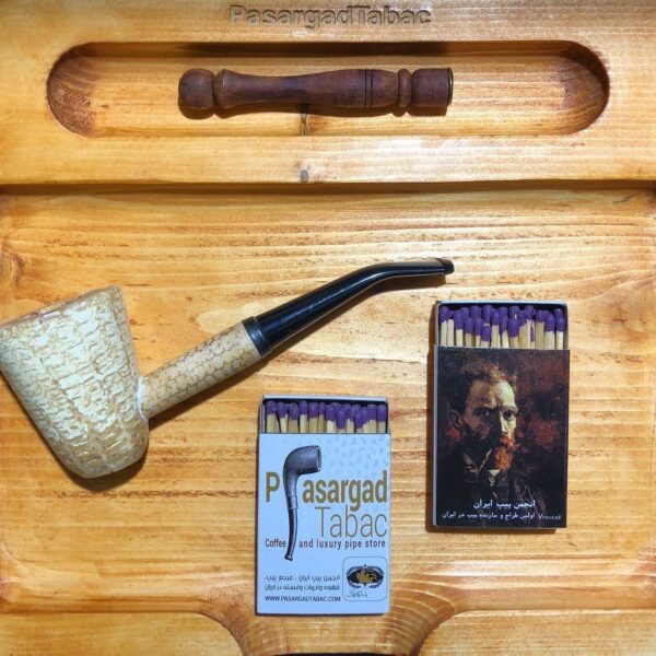 پیپ کورن Missouri Meerschaum Corn Cob Pipe پیپ ذرت یا همان کورن کاب Corn cob pipes پیپ میسوری مرشام مدل «مارک تواین» خمیده (Mark Twain Bent): ادای احترامی به یک افسانه ادبی در دنیای پیپ و تنباکو، برخی اسامی فراتر از یک تجاری ساده می‌روند و تبدیل به نمادهایی از سبک زندگی، فلسفه و تاریخ می‌شوند. نام «مارک تواین» یکی از این نمادهای درخشان است. نویسنده‌ای که با آثارش جهان را خنداند و با پیپ ذرتش، تدخین کردن را از یک عادت معمولی به هنری مالامال از صمیمیت تبدیل کرد. شرکت میسوری مرشام با ساخت پیپ «مارک تواین» خمیده (Mark Twain Bent)، تنها یک ابزار تنباکو تولید نکرده، بلکه سعی دارد تکه‌ای از روحیه بی‌پروا و جسورانه این نویسنده بزرگ را در دستان اسموکر ها قرار دهد. در این بررسی، ما از زاویه دید یک متخصص، این پیپ را از جنبه‌های تاریخی، فنی و زیبایی‌شناسی واکاوی می‌کنیم. داستانی که یک پیپ را ساخت: کیپلینگ در برابر تواین متن معرفی این پیپ با داستانی تکان‌دهنده آغاز می‌شود: رودیارد کیپلینگ، شاعر و نویسنده مشهور، در بازدیدی از کلبه تابستانی مارک تواین، او را به خاطر کشیدن تنباکوی ترکیبی گران‌قیمت (Turkish Tobacco) در یک «پیپ ذرت پست آمریکایی» سرزنش می‌کند. پاسخ کوبنده مارک تواین، امروز شعار اصلی هویت این پیپ است: «جناب، این یک پیپ ذرت نیست، این یک میسوری مرشام است.» این جمله گویای همه چیز است. پیپ مارک تواین قرار نیست با برایر های گران‌قیمت رقابت کند، بلکه با افتخار به اصالت خود می‌بالد. خریدن این پیپ، به معنای پذیرش این واقعیت است که کیفیت و لذت تدخین ، لزوماً در قیمت یا ماده‌ی سازنده خلاصه نمی‌شود، بلکه در شخصیت و تجربه نهفته است. طراحی کلاسیک: فرم دوبلین خمیده (Bent Dublin) از نظر فنی، این پیپ در دسته‌ی شکل‌های «دوبلین» (Dublin) قرار می‌گیرد. کاسه‌های دوبلین به شکل مخروطی هستند که از بالا به پایین باریک می‌شوند. این هندسه مخروطی باعث می‌شود که طعم تنباکو به سمت پایین کاسه متمرکز شود و در طول کشیدن، شدت و عمق طعم به تدریج افزایش یابد. * حجم کاسه: با ارتفاع کاسه حدود ۲.۰۴ اینچ و عمق محفظه ۱.۴۷ اینچ، این پیپ یک “فول سایز” (Full Size) واقعی است. این عمق زیاد، فضای کافی برای پر کردن مقدار قابل توجهی تنباکو را فراهم می‌کند که برای یک جلسه تدخین طولانی و لذت‌بخش (بالای ۳۰ دقیقه) ایده‌آل است. * استم خمیده (Bent): زاویه خمیده استم ، هم وزن پیپ را روی دندان‌ها کاهش می‌دهد و هم موقعیت اسموکر را طبیعی‌تر می‌کند، به طوری که دود مستقیماً به سقف دهان برخورد نکرده و با ملایمت وارد می‌شود. سازگاری با فیلتر ۶ میلی‌متری: انعطاف‌پذیری هوشمندانه برخلاف بسیاری از پیپ‌های قدیمی ذرت، مدل مارک توین دارای سیستم فیلتر ۶ میلی‌متری است. این ویژگی آن را به یکی از هوشمندترین انتخاب‌ها برای اسموکرهای مدرن تبدیل کرده است. * کنترل رطوبت: اگر از تنباکوهای آروماتیک یا رطوبت‌دار استفاده می‌کنید، فیلتر ۶ میلی‌متری می‌تواند رطوبت اضافی را جذب کرده و دود را خشک‌تر و خوشایندتر کند. * تجربه خالص: و اگر طرفدار طعم خام و مستقیم هستید (همان‌طور که خود مارک تواین احتمالاً ترجیح می‌داد)، می‌توانید فیلتر را خارج کنید و از استمی با مقاومت کشیدن بسیار سبک (Free Draw) لذت ببرید. ظاهر و احساس: وزن و تعادل پیپ مارک تواین با وزن حدود ۱.۵ اونس (۴۲ گرم)، وزنی متعادل دارد. آنقدر سبک است که باعث خستگی فک نشود و آنقدر پرحجم است که در دست حس پایداری القا کند. استم آن در اغلب مدل‌ها به رنگ سیاه است که تضاد زیبایی با بافت طلایی/طبیعی ذرت ایجاد کرده و ظاهری کهن و کلاسیک به آن می‌بخشد. همانطور که شرکت اشاره می‌کند، ممکن است تنوع ظاهری در بافت ذرت وجود داشته باشد؛ اما این یک ویژگی است، نه نقص. هر پیپ دارای منحصر‌به‌فرد است و شخصیت خاص خودش را دارد. جمع‌بندی پیپ میسوری مرشام مدل «مارک تواین» خمیده ، تلفیقی از تاریخ، ادبیات و مهندسی خوب است. این پیپ به کسانی پیشنهاد می‌شود که می‌خواهند در زمان تدخین کردن، با مارک تواین هم‌حس شوند . با فرم دوبلین زیبا ، کاسه‌ای عمیق برای کشیدن‌های طولانی و قابلیت استفاده با فیلتر ، این پیپ نه تنها یک نماد نمادین ، بلکه یک ابزار تدخین بسیار کارآمد و لذت‌بخش است . اگر جمله‌ی «این یک میسوری مرشام است» برای شما معنا دارد ، پس این پیپ ، متعلق به شماست .